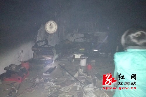 茶林镇：民宅突然起火 民警奋力救火保民安全