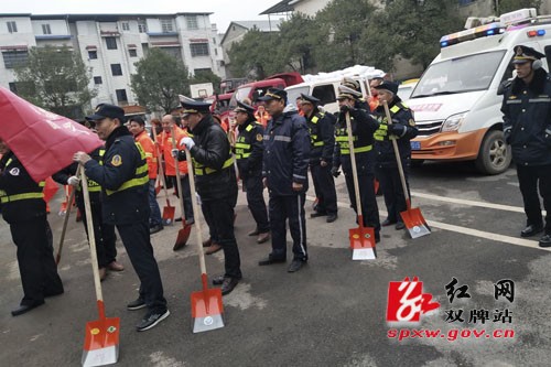 小小雪花飘落到地  路政人员整装抗冰