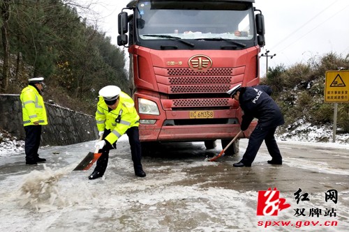 双牌交警：战严寒 保畅通 送温暖
