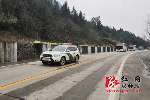 客车滞留永连公路 警车开道护送通行