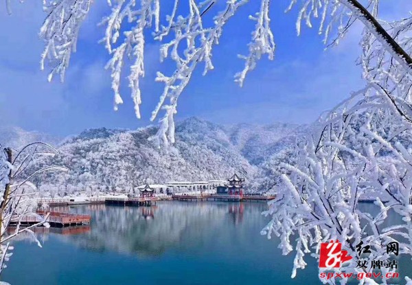 风雨送春归，飞雪迎春到