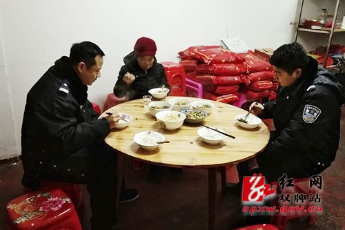 老人外出迷路 民警救助暖人心