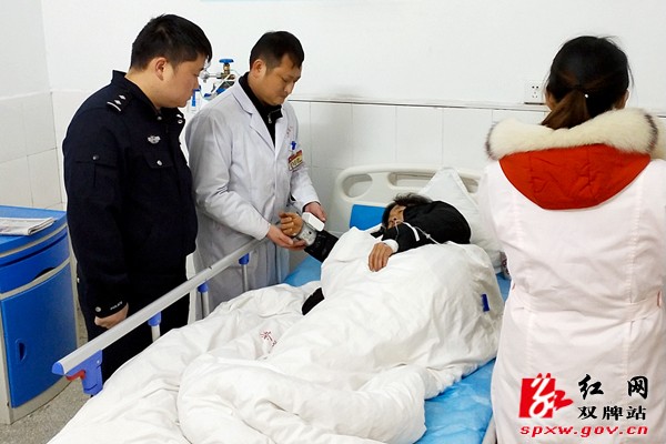 女乘客长途大巴车上昏迷 民警快速救助化险为夷