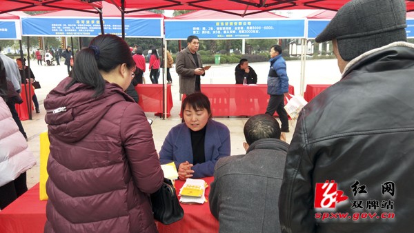 招工现场送法律 提升职工维权意识