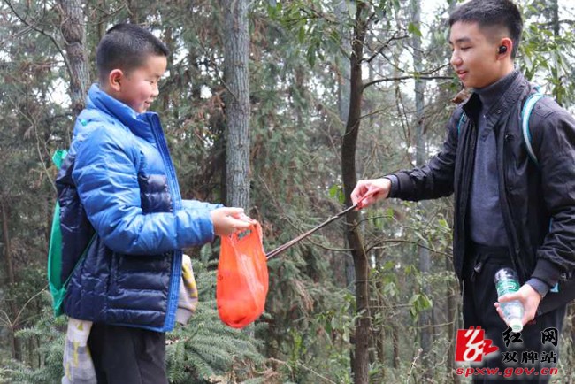 点亮青春 从净化城市公园开始