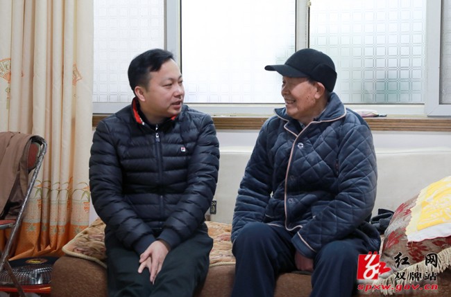 苏小康走访慰问老干部和困难职工