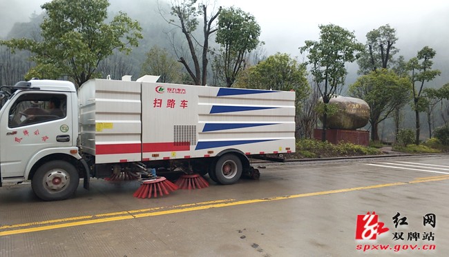 双牌县首次启用清扫车保洁公路