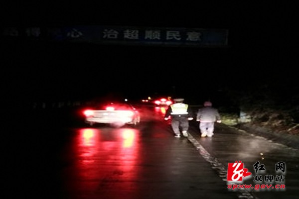 痴呆老人寒夜走失 交警连夜护送回家