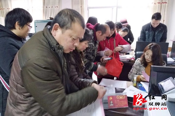 家长排长队 为孩子抢占“免费C位”