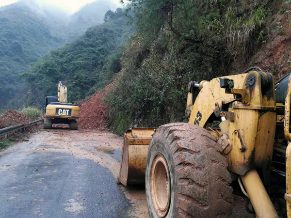 双牌县公路局紧急清理塌方保畅通