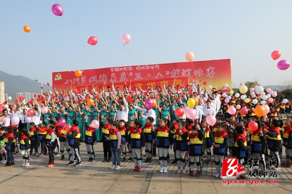 千人“和”声快闪 歌唱祖国