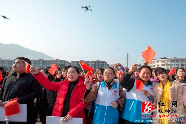 千人“和”声快闪 歌唱祖国