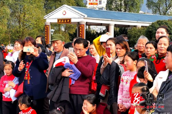 千人“和”声快闪 歌唱祖国