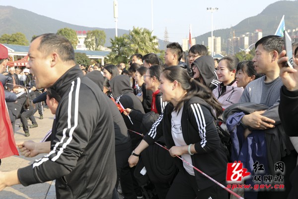 双牌县举行庆“‘三·八’巾帼心向党·建功新时代”拔河比赛暨“美家美妇”启动仪式