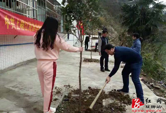 上梧江瑶族乡民族学校举行“学雷锋，扬传承”活动