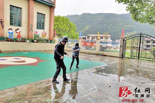 尚仁里中心幼儿园:加强防恐演练,提升安全意识