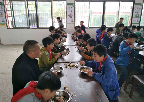 师生同进餐味美又心安