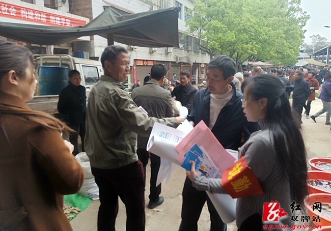 五里牌镇：利用赶圩日开展扫黑除恶专项斗争集中宣传