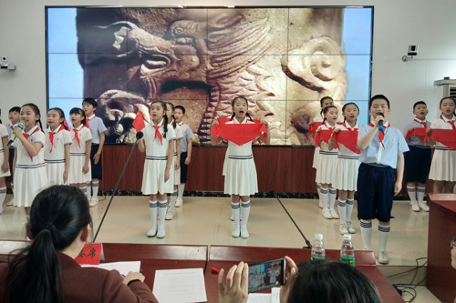 双牌县推进“向日葵工程”开展“诵读红色经典.传承民族精神”诵读比赛