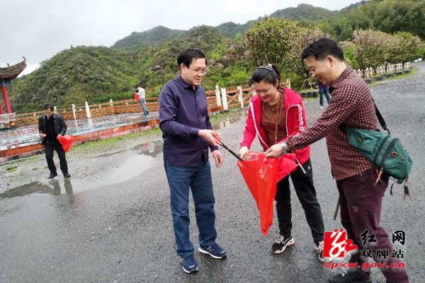 县委宣传部开展驻村帮扶暨“治陋习 树新风 净家园”主题党日活动