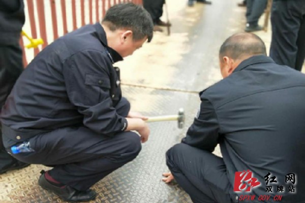 森林公安:党员活动日为群众排忧解难