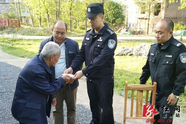 老人万元现金被盗 民警不远千里追回
