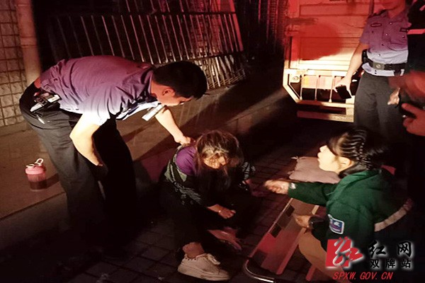 醉酒女子昏睡街头 民警全力救助