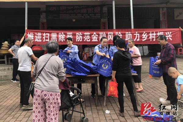 “农村法治宣传月”进麻江