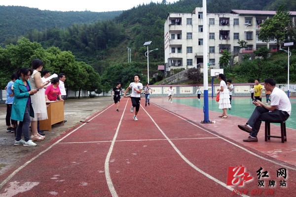 上梧江民族学校举办第二十二届田径运动会