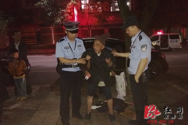 老人负气出走 特警暖心劝回