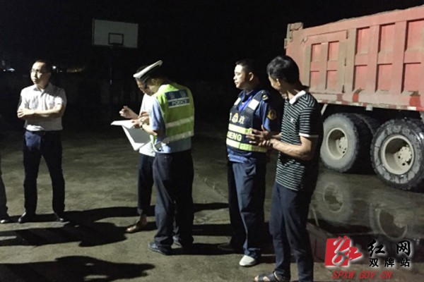 “路警联合”开展夜间治超联合执法行动