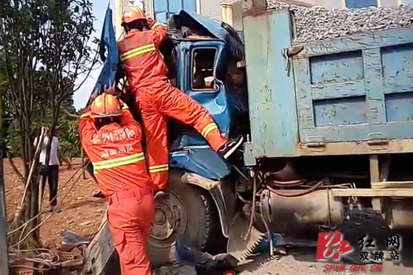 两车相撞一人被困 双牌消防上演生死时速极限救援