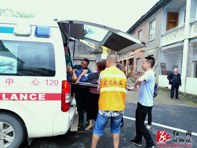 县纪委干部热心帮助突发疾病的老人