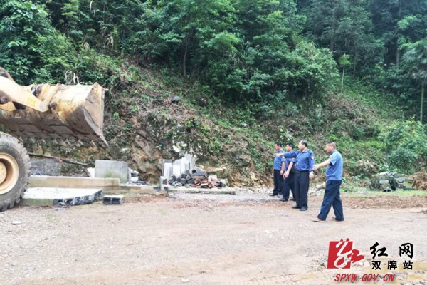 双牌路政拆除旱厕 提升农村人居环境
