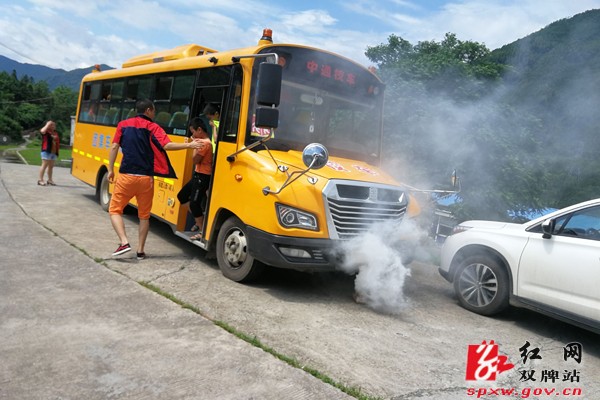 茶林学校开展校车应急逃生演练活动