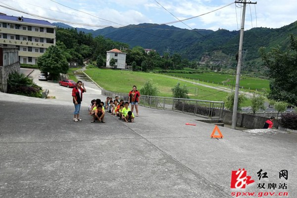 茶林学校开展校车应急逃生演练活动