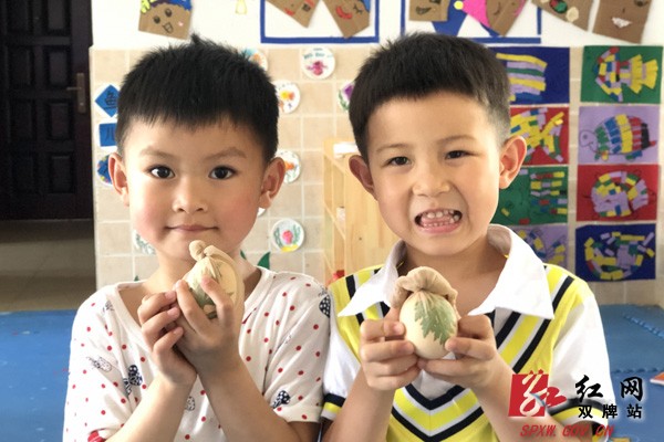 麻江幼儿园煮彩蛋迎端午