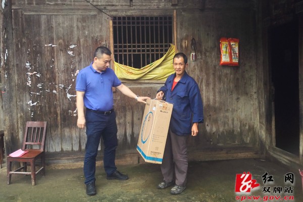 双牌县五星岭乡户帮户亲帮亲，互助脱贫奔小康：“微力量”点亮“微心愿”