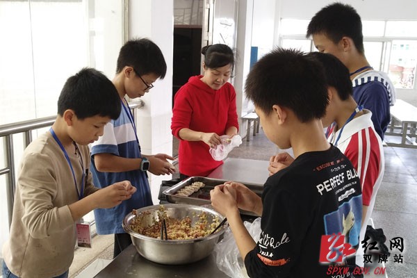 双牌一中开展“包饺子、温暖留守学生”活动