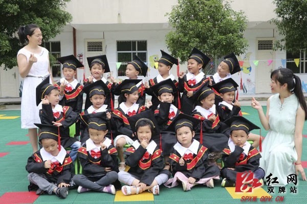 打鼓坪乡中心幼儿园:毕业照定格美好童年