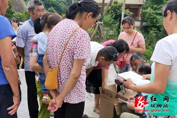 双县疾控中心深入登革热疫区开展蚊媒监测和灭蚊工作