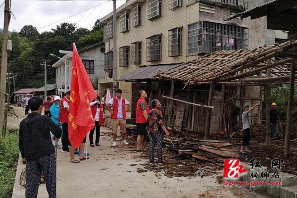 何家洞镇人居环境整治在路上