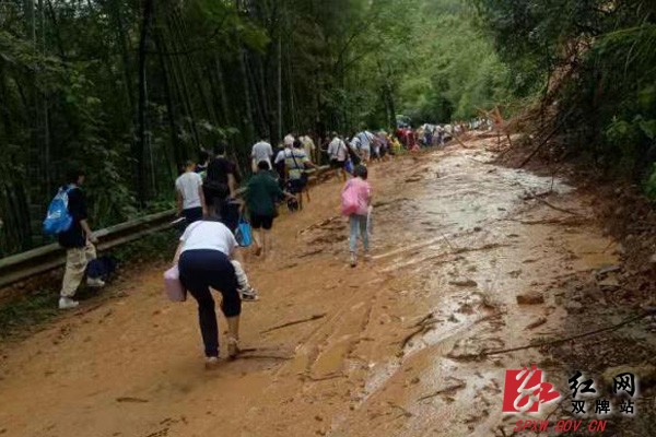 西蔡公路白沙江段出现塌方泥石流,干部组织群众紧急转移!