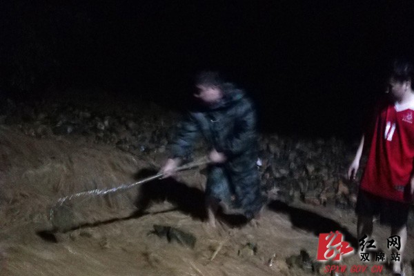 五星岭乡:乡村干部连夜组织抗洪救灾
