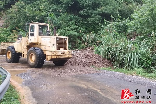 双牌县泷泊镇迅速处置公路塌方确保畅通
