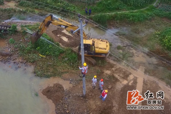 双牌:电力部门奔赴灾区 全力抢修恢复供电