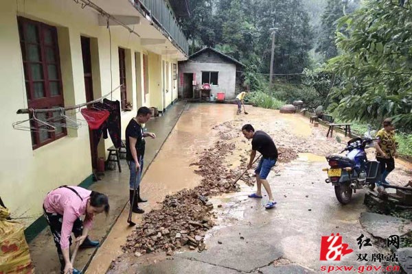 双牌县五星岭乡:暴雨洪水退去 干群齐心 恢复家园