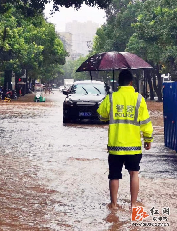 暴雨来袭 双牌交警坚守岗位保平安