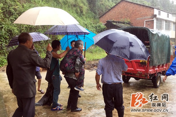 上梧江瑶族乡:党员干部全员出动 抗洪抢险保家园