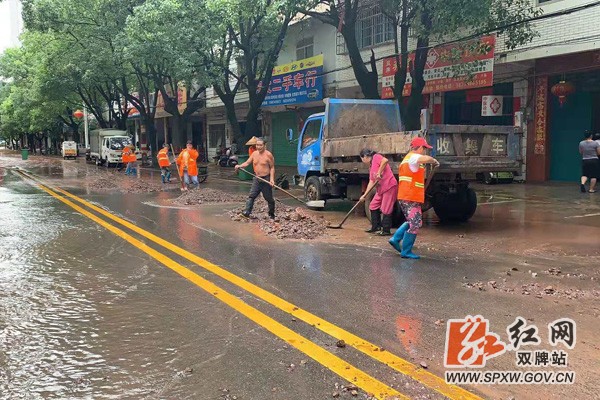 洪水退却 城管部门第一时间组织清扫街道